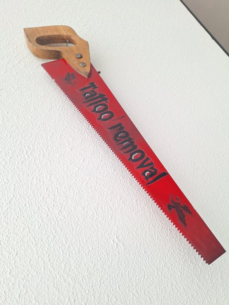 Tattoo removal saw :), Huis en Inrichting, Woonaccessoires | Wanddecoraties, Ophalen of Verzenden