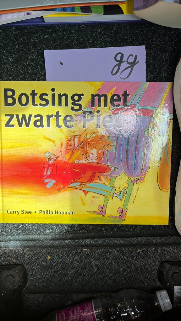 Botsing met Zwarte Piet - Carry Slee & Philip Hopman, Ophalen of Verzenden, Zo goed als nieuw, Fictie algemeen