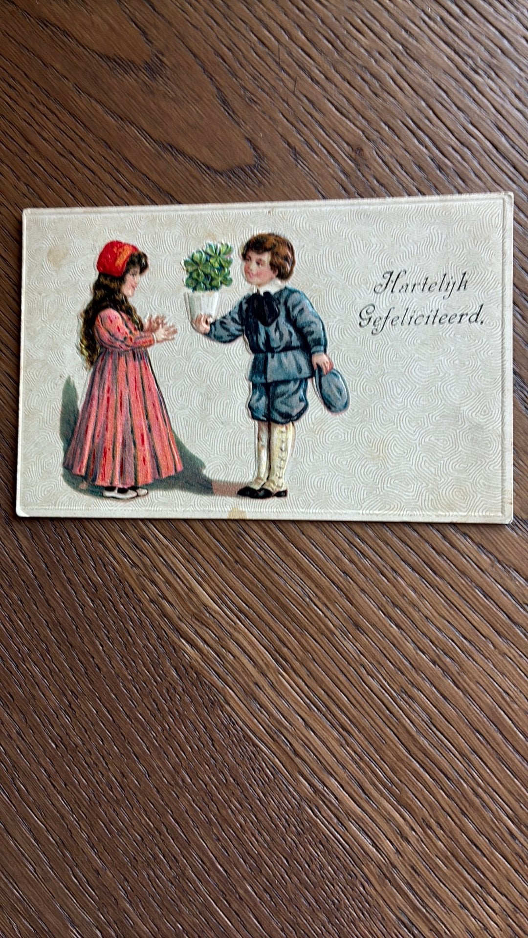 Gefeliciteerd.Reliefkaart. Jongen biedt pot klaver 4 aan, Ophalen of Verzenden, Voor 1920, Ongelopen, Kinderen