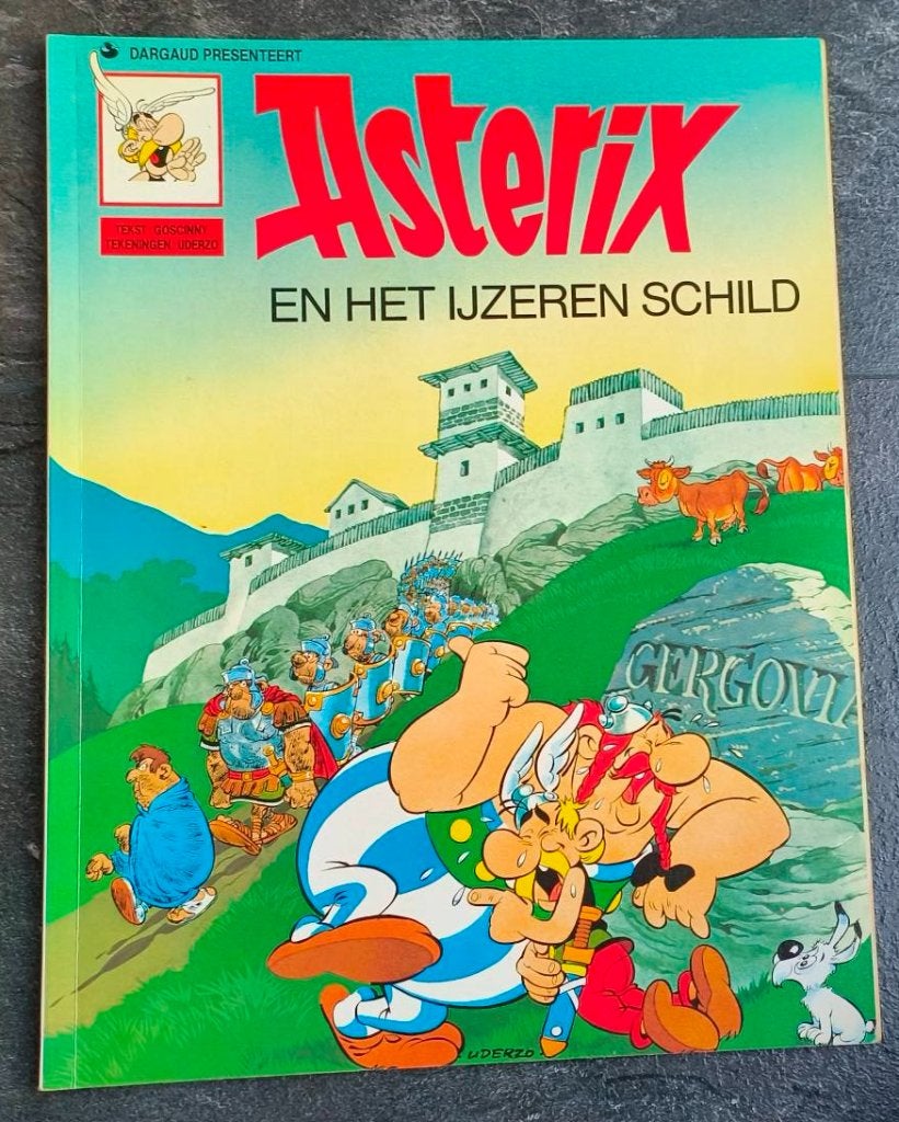 Asterix Het ijzeren schild (nr.2), R. Goscinny, A. Uderzo, Eén stripboek, Ophalen of Verzenden, Zo goed als nieuw
