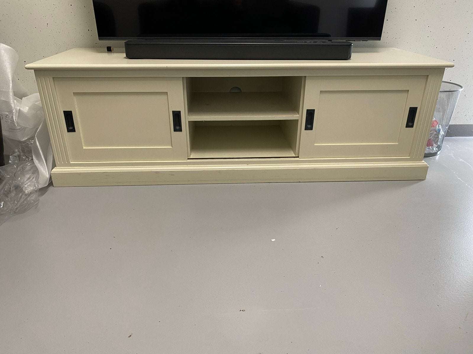 TV meubel met schuifdeuren - Gratis, Huis en Inrichting, Gebruikt, 100 tot 150 cm, Ophalen of Verzenden, Minder dan 100 cm