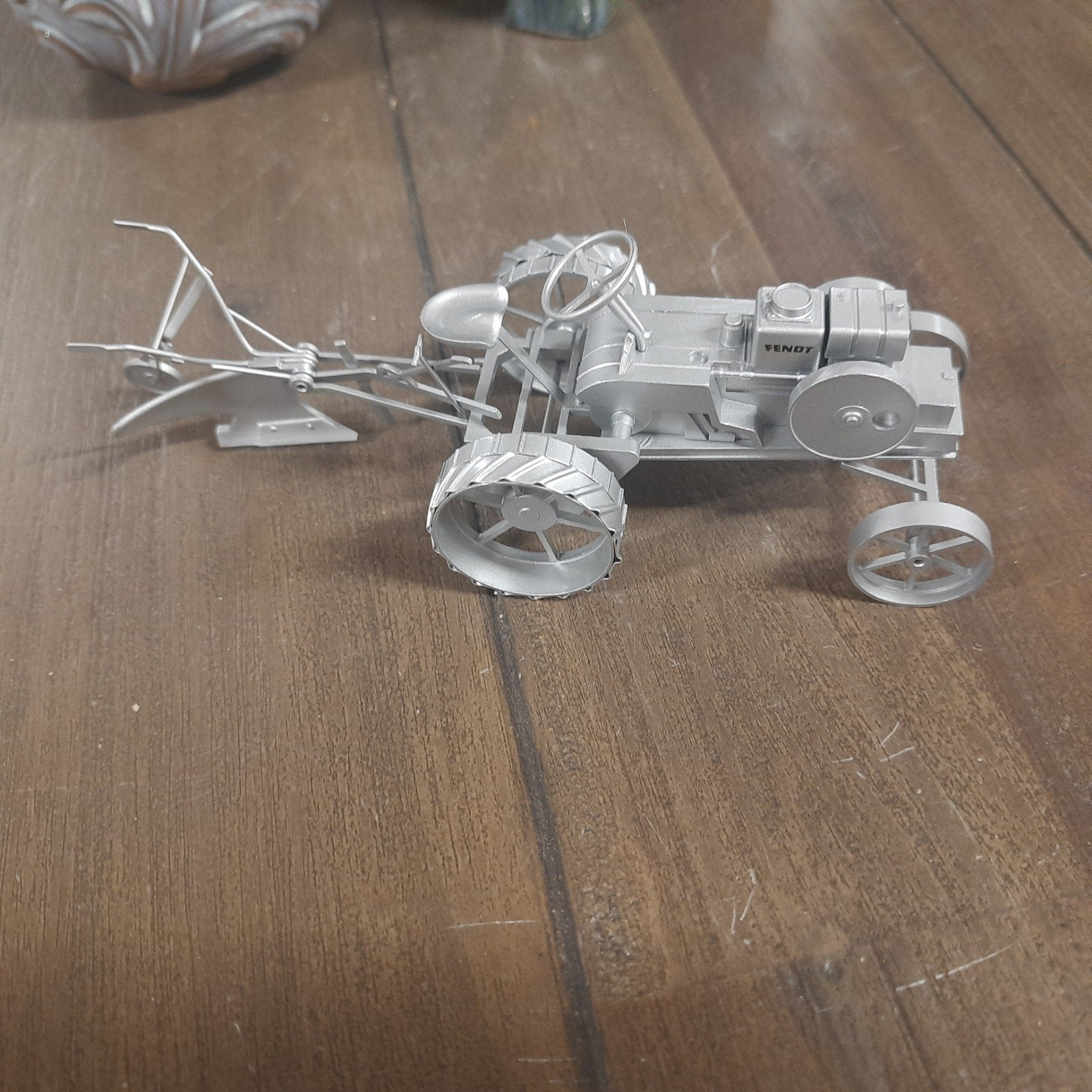 Cursor Fendt Dieselross Tractor met 1 schaar ploeg, Hobby en Vrije tijd, Modelauto's | 1:32, Zo goed als nieuw, Tractor of Landbouw