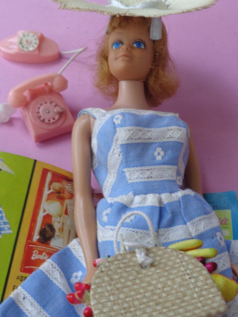 Barbie vintage Suburban shopper bijna compleet, Ophalen of Verzenden, Gebruikt, Kleertjes