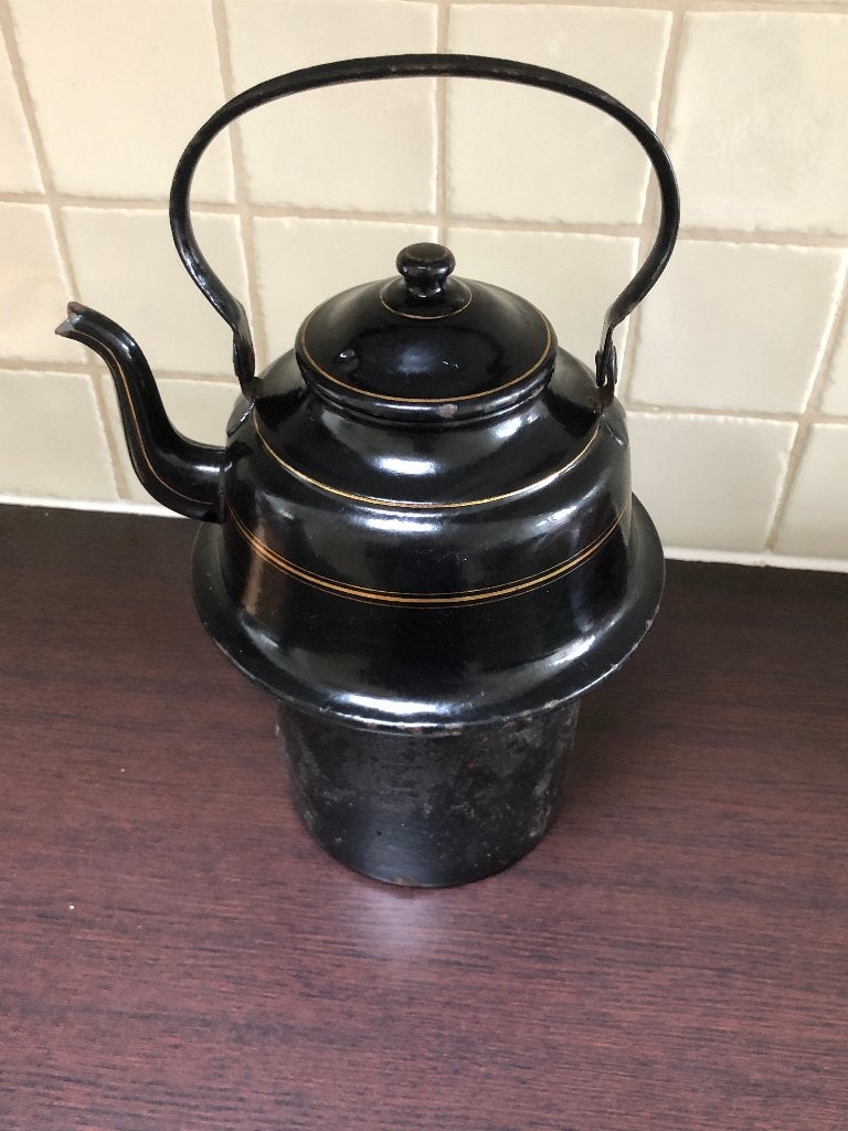 zwart emaille zakketel met gouden bies.70+jaar voor de sier, Antiek en Kunst, Ophalen of Verzenden