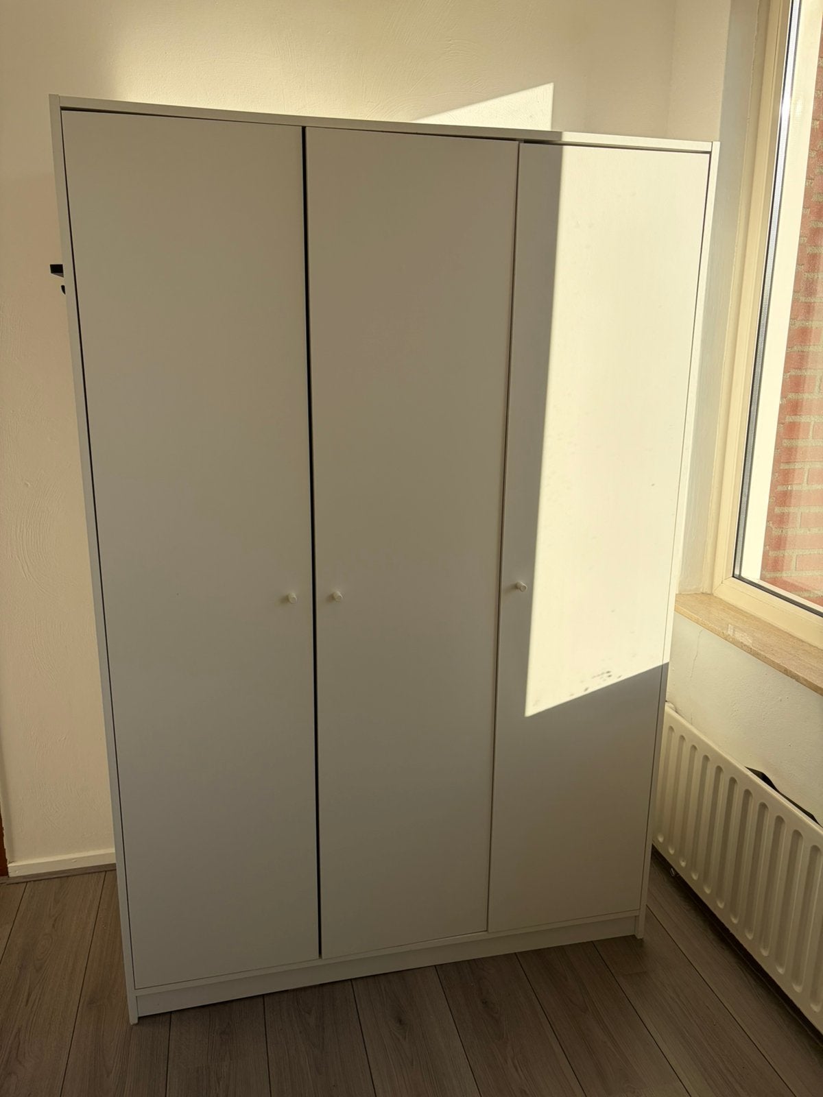 Nette witte kast (GRATIS), Ophalen, Met deur(en), 100 tot 150 cm, Wit