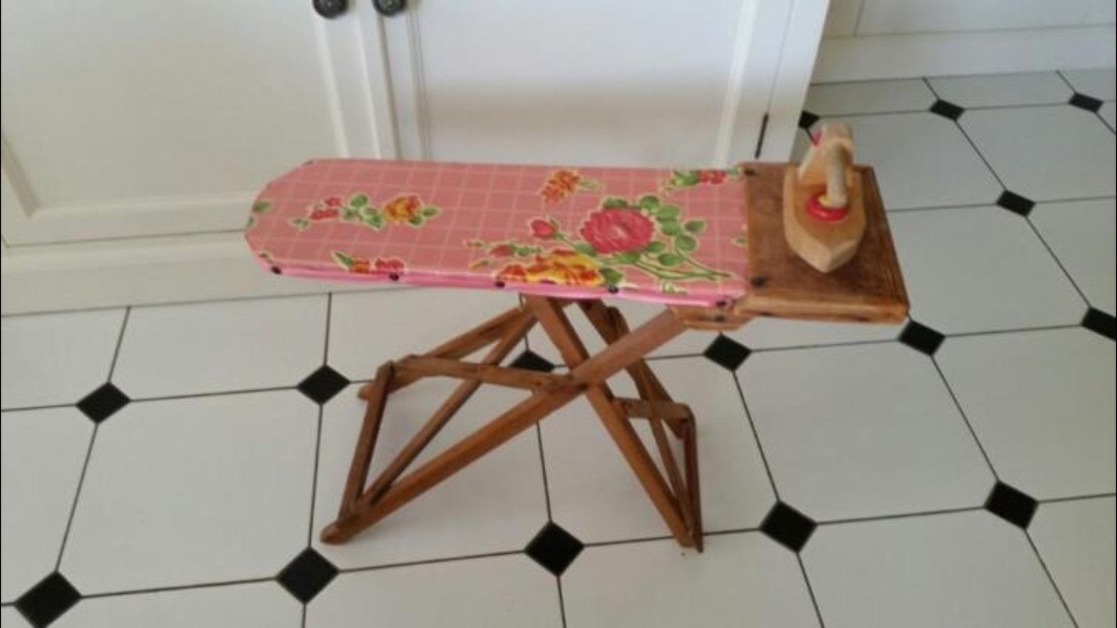 Houten kinder strijkplankje met strijkijzer, Ophalen, Gebruikt