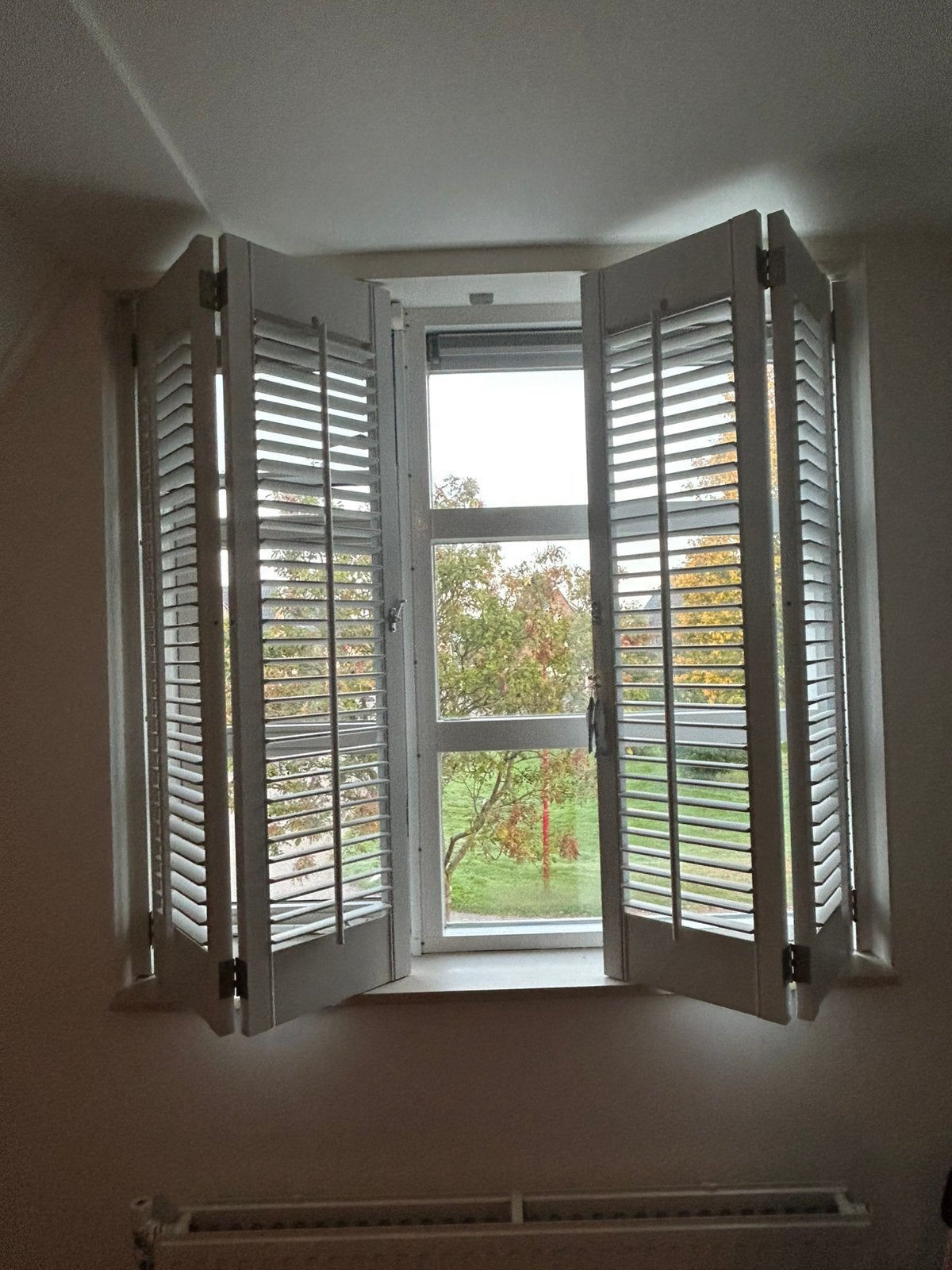 Licht grijze houten shutters in 4 delen, Ophalen, Overige merken, Inclusief montageonderdelen, Hout