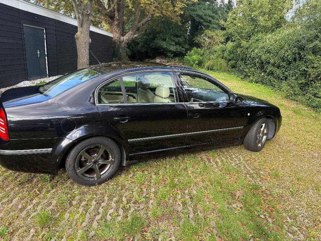 Skoda Superb 2.8 V6 AUT 2004 Zwart - DEFECTE kachelradiateur, Auto's, Beige, Zwart, Particulier, 1600 kg