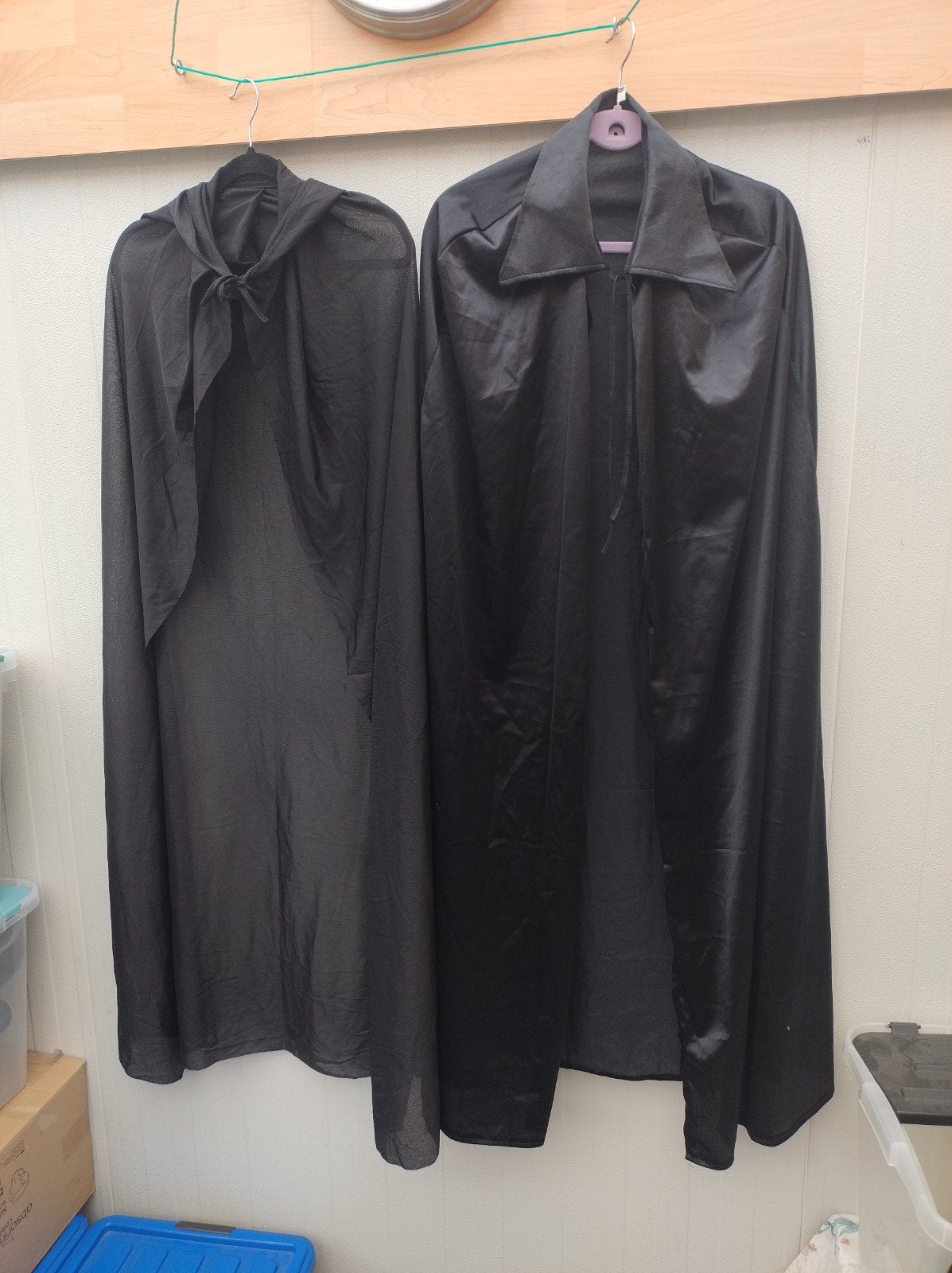 3 Zwarte Cape : 1 met Hoge Kraag, 1 met Muts, Hobby en Vrije tijd, Ophalen