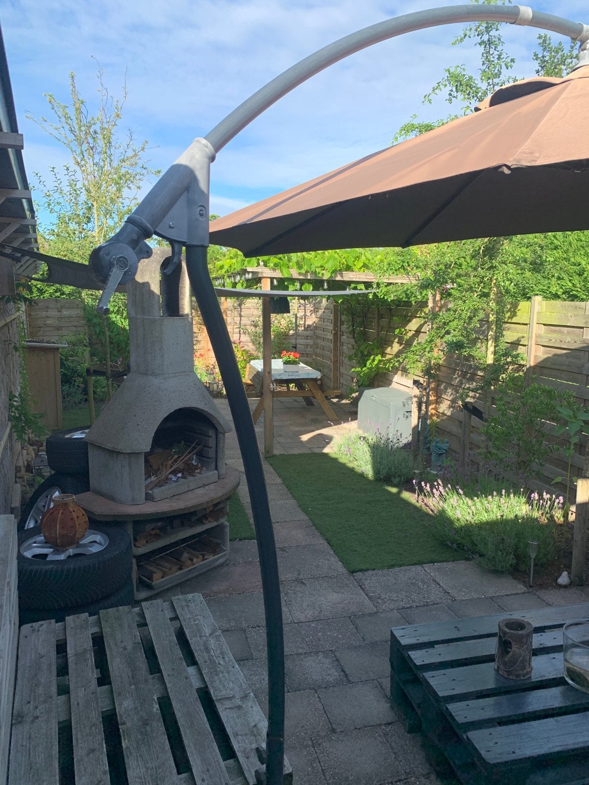 Nette zweefparasol  met voet 25 euro, Tuin en Terras, Parasols, Ophalen, Gebruikt, Zweefparasol