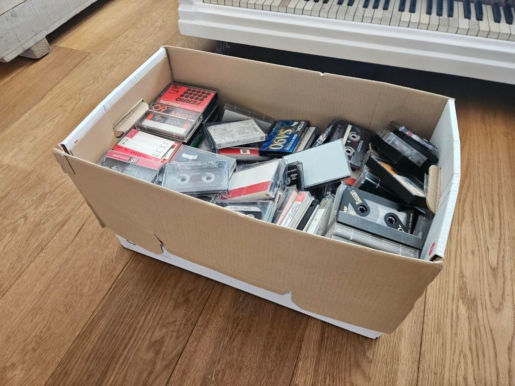 Verhuisdoos met cassettes. Netjes in gelegd + geluisterd, Huis en Inrichting, Ophalen of Verzenden, Cd's