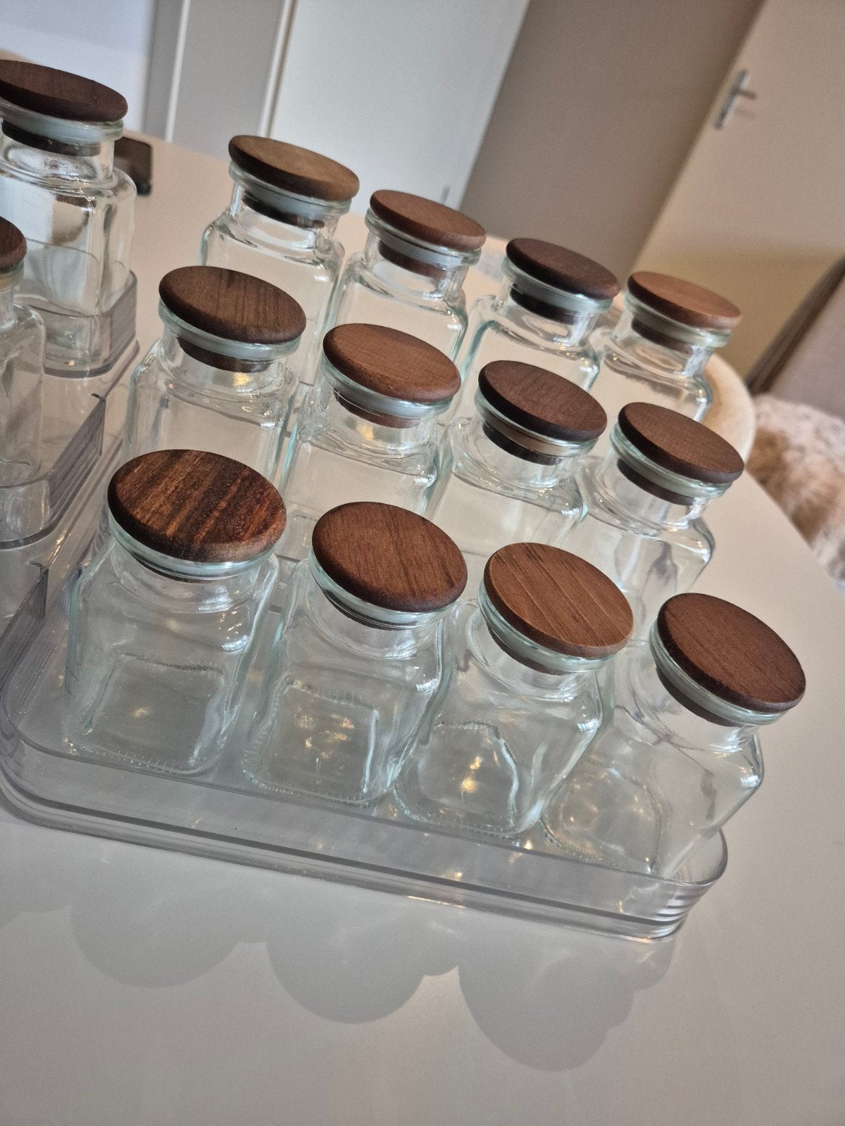 24 Kruidenpotjes met Acacia Deksel en Acryl Houders, Glas, Ophalen of Verzenden, Zo goed als nieuw, Voorraadpot