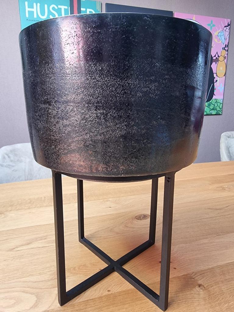 Riverdale Mia Bloempot - Hoogte 41cm, Doorsnede 29cm, IJzer, Tuin en Terras, Bloempotten, Gebruikt, Rond, Binnen, Metaal