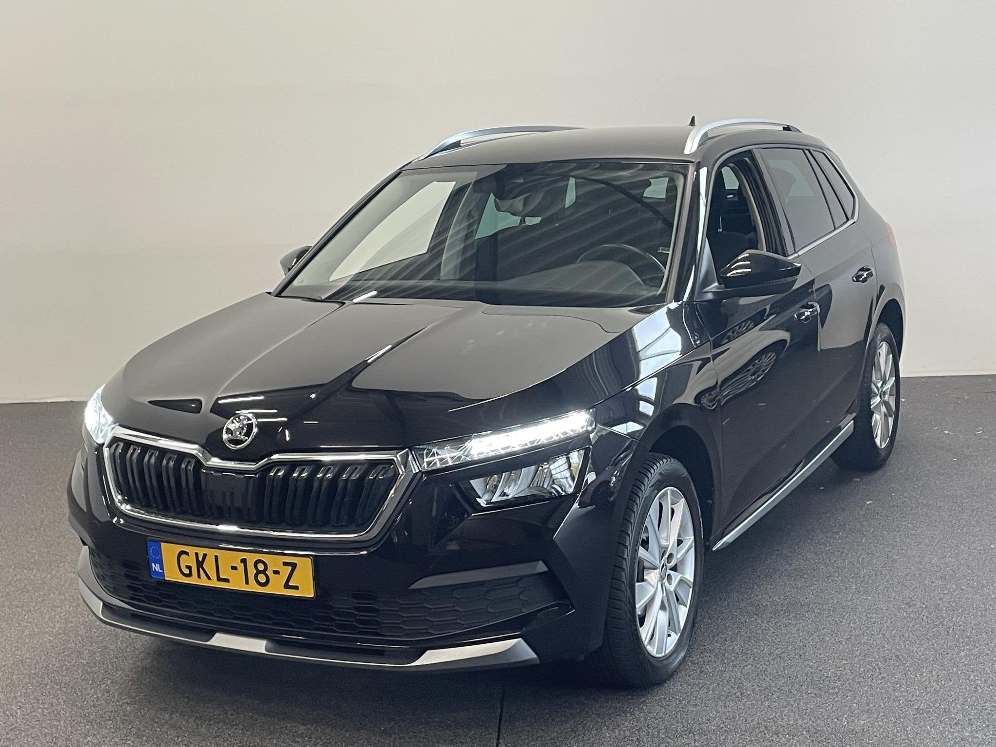 Skoda Kamiq 1.0 TSI 110pk DSG Style Apple Carplay/Android Au, Gebruikt, Zwart, 3 cilinders, Kamiq