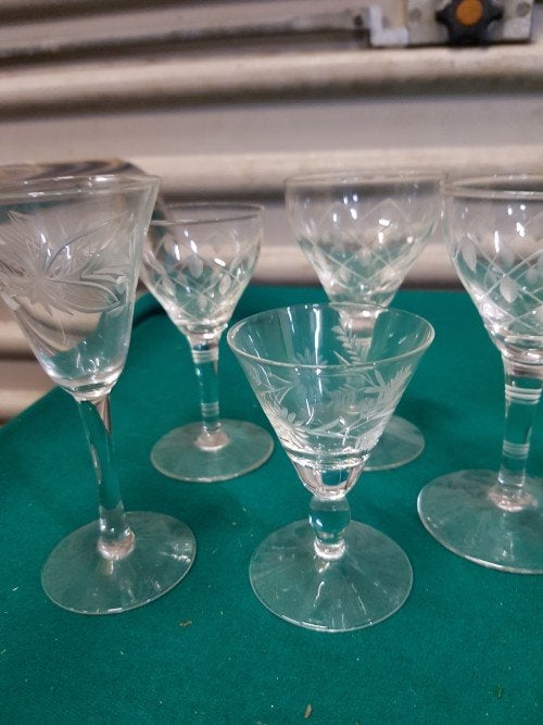 Borrelglazen op voet van bewerkt glas, 5 stuks, Ophalen of Verzenden, 'T Olde Gre-j, Info@toldegrej.nl, Endepoelstraat 20f Didam
