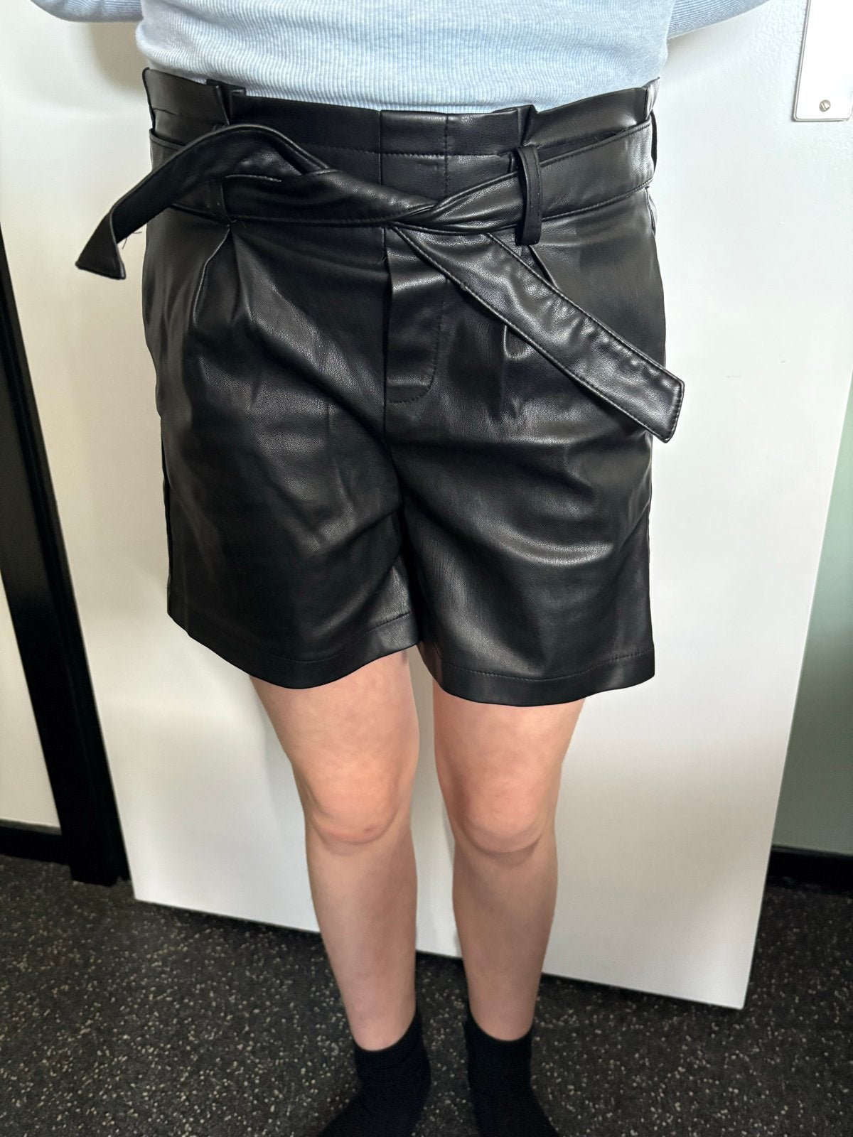 Zwarte leren shorts met strikceintuur, Kort, Zwart, Ophalen of Verzenden, Zo goed als nieuw
