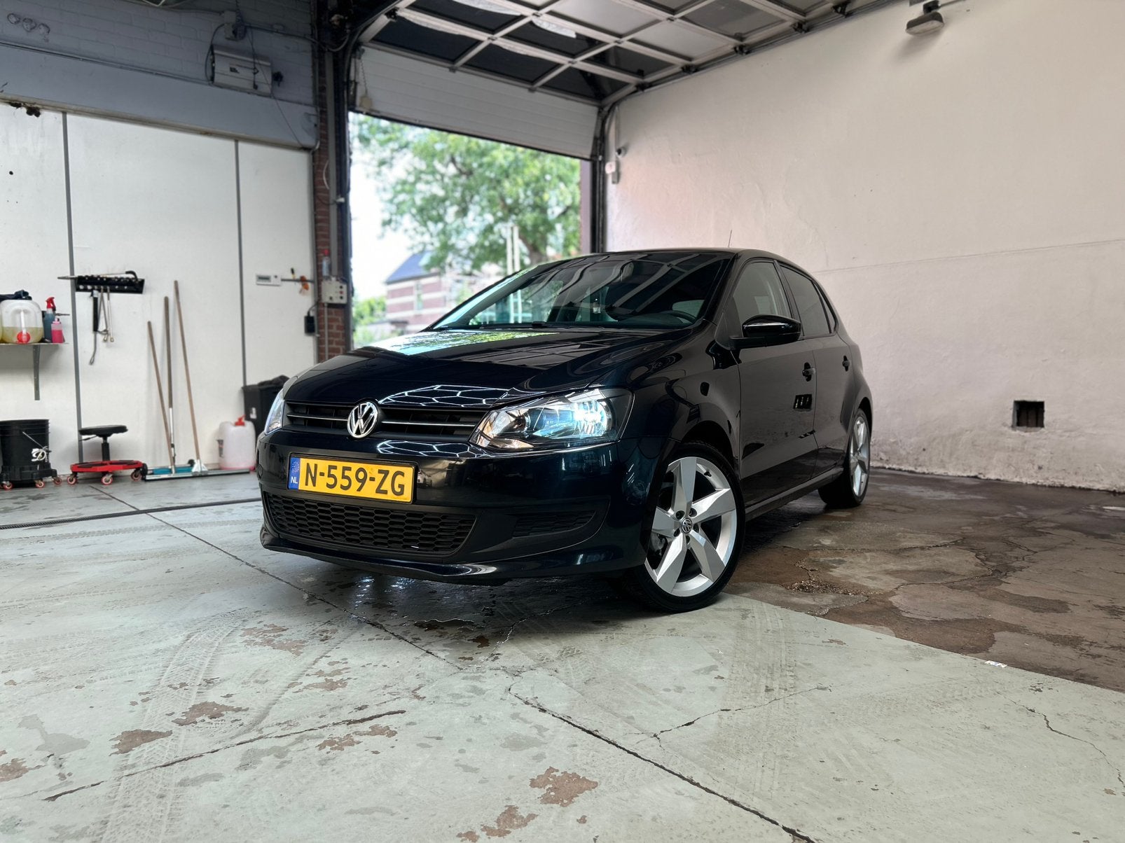 Volkswagen Polo 1.4 Bifuel 2010 Zwart, Auto's, Voorwielaandrijving, Stof, 40 €/maand, Zwart