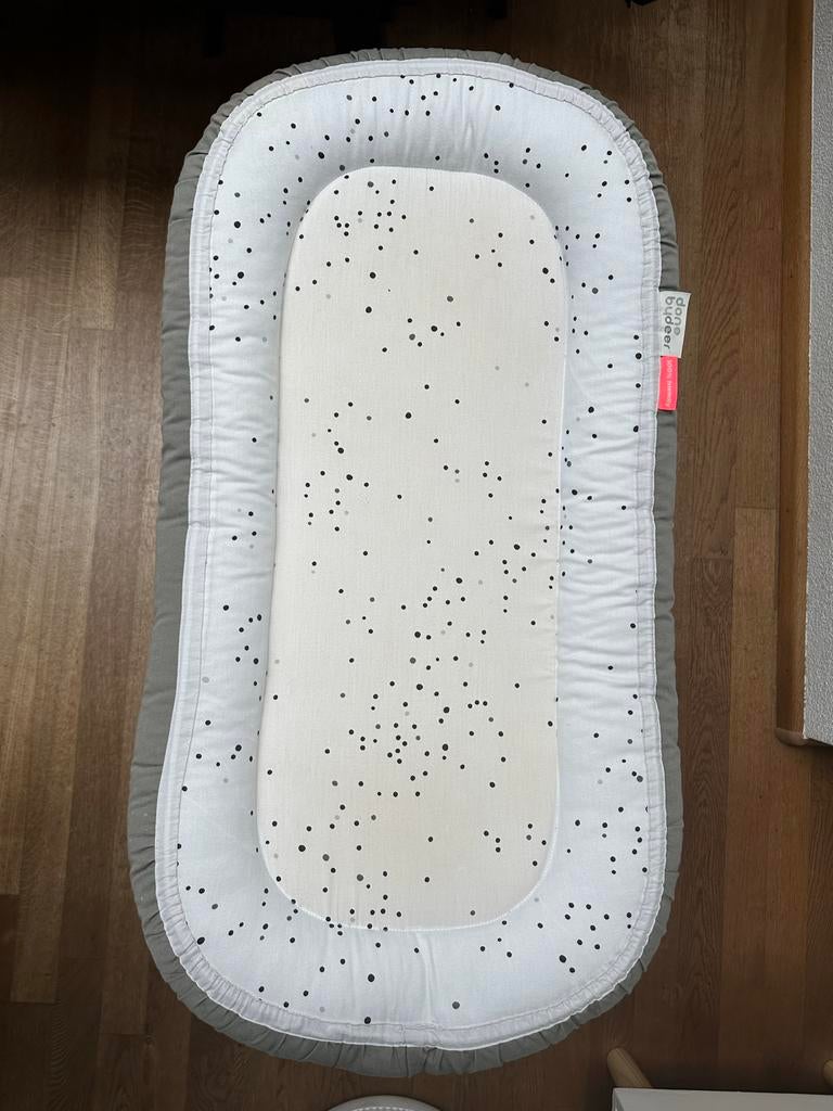 Done by Deer babynestje grijs met stippen, Kinderen en Baby's, Babywiegjes en Ledikanten, Ophalen of Verzenden, Gebruikt, Overige typen