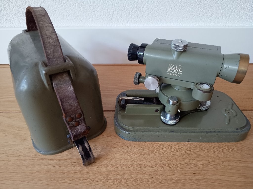 Antiek waterpasinstrument Wild Heerbrugg N10 met kap (1961), Ophalen of Verzenden