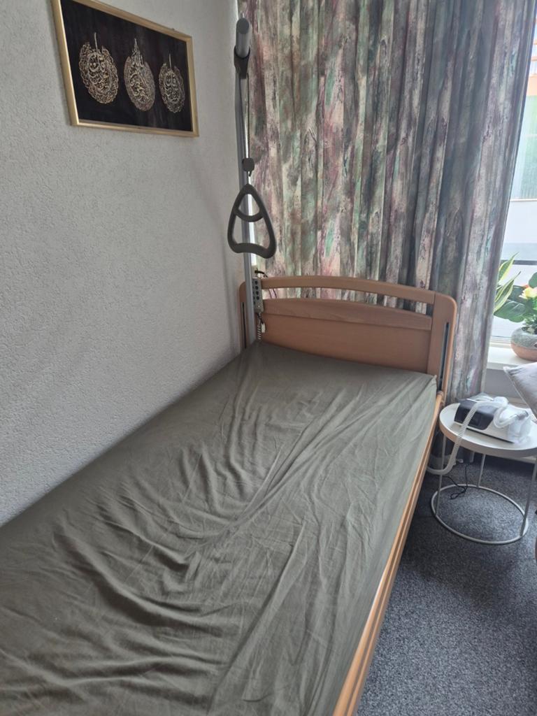 Verstelbaar eenpersoonsbed met papegaai, Gebruikt, 90 cm, Eenpersoons, Ophalen of Verzenden