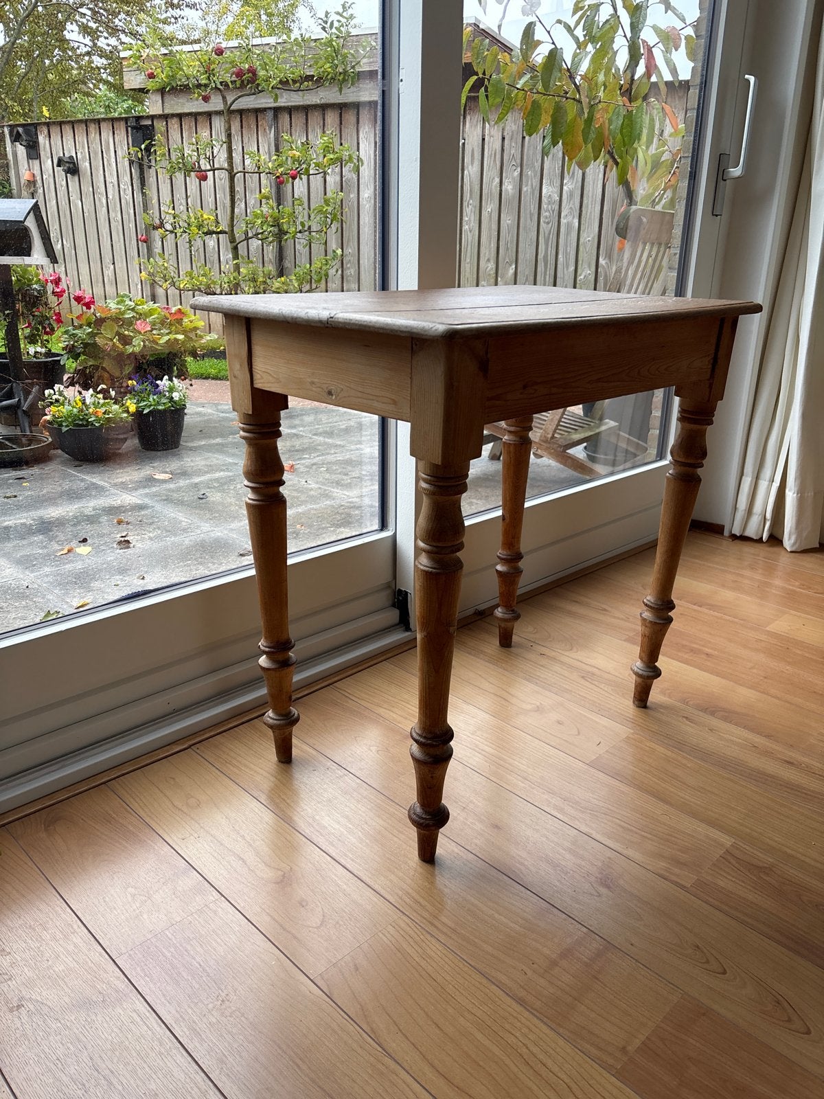 Antieke houten bijzettafel met gedraaide poten, Ophalen of Verzenden