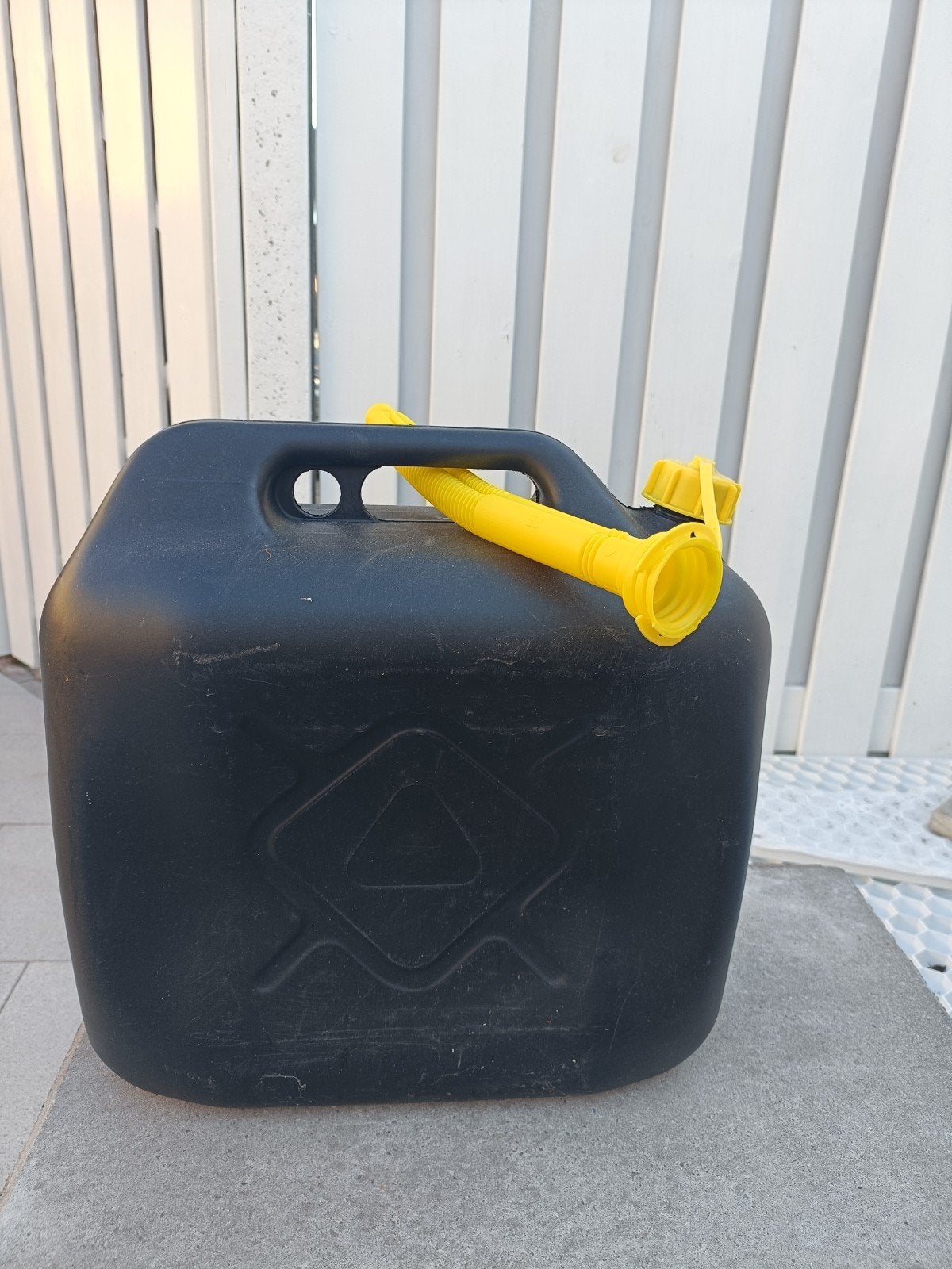 20 liter benzine jerrycan met schenktuit, Ophalen of Verzenden