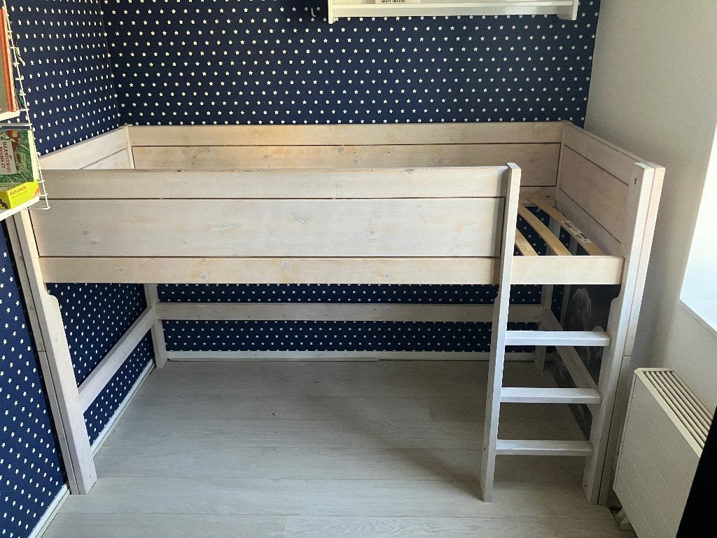 Voor kleinere kinderkamer: halfhoogslaper en racerood bureau, Kinderen en Baby's, Kinderkamer | Stapelbedden en Hoogslapers, Ophalen