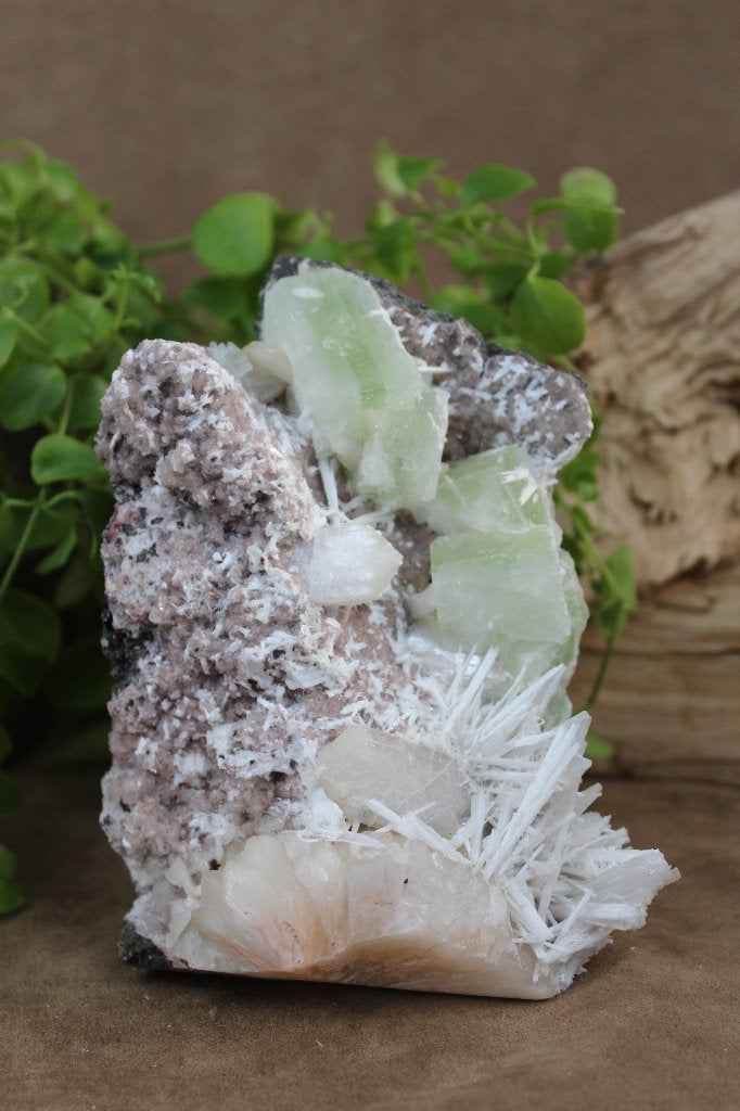 Apofyliet met stilbiet en scoleciet, Ophalen, Mineraal