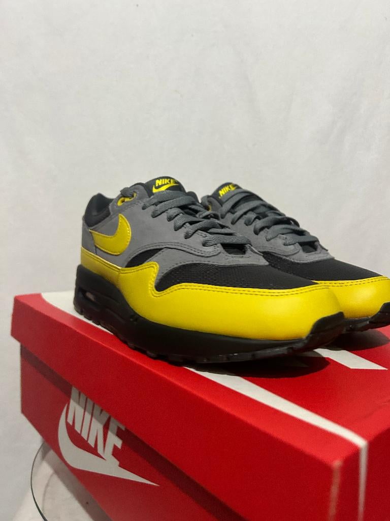 NIEUW IN DOOS! Maat 42 - Nike Air Max 1 Essential Batman, Overige kleuren, Verzenden, Nike, Nieuw