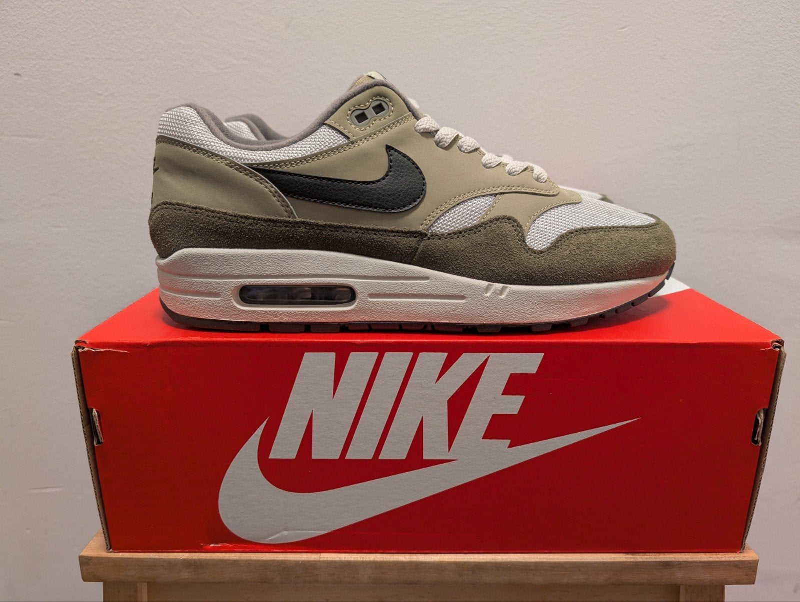 Nike Air Max 1 Medium Olive 43, Nike air max, Overige kleuren, Nieuw, Ophalen of Verzenden