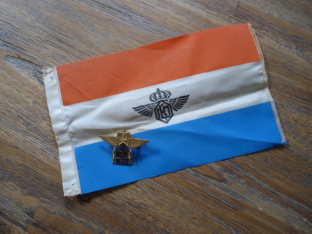 Speld en vaantje KLM vliegers rally 195 en 1968, Ophalen of Verzenden, Gebruikt, Patch, Badge of Embleem