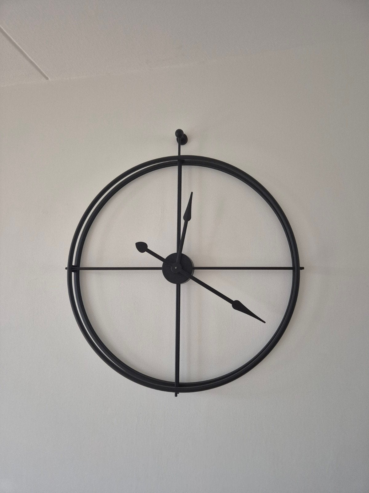 Grote Zwarte Metalen Wandklok 80 cm - Modern Design, Ophalen of Verzenden, Zo goed als nieuw, Zwart, Wandklok