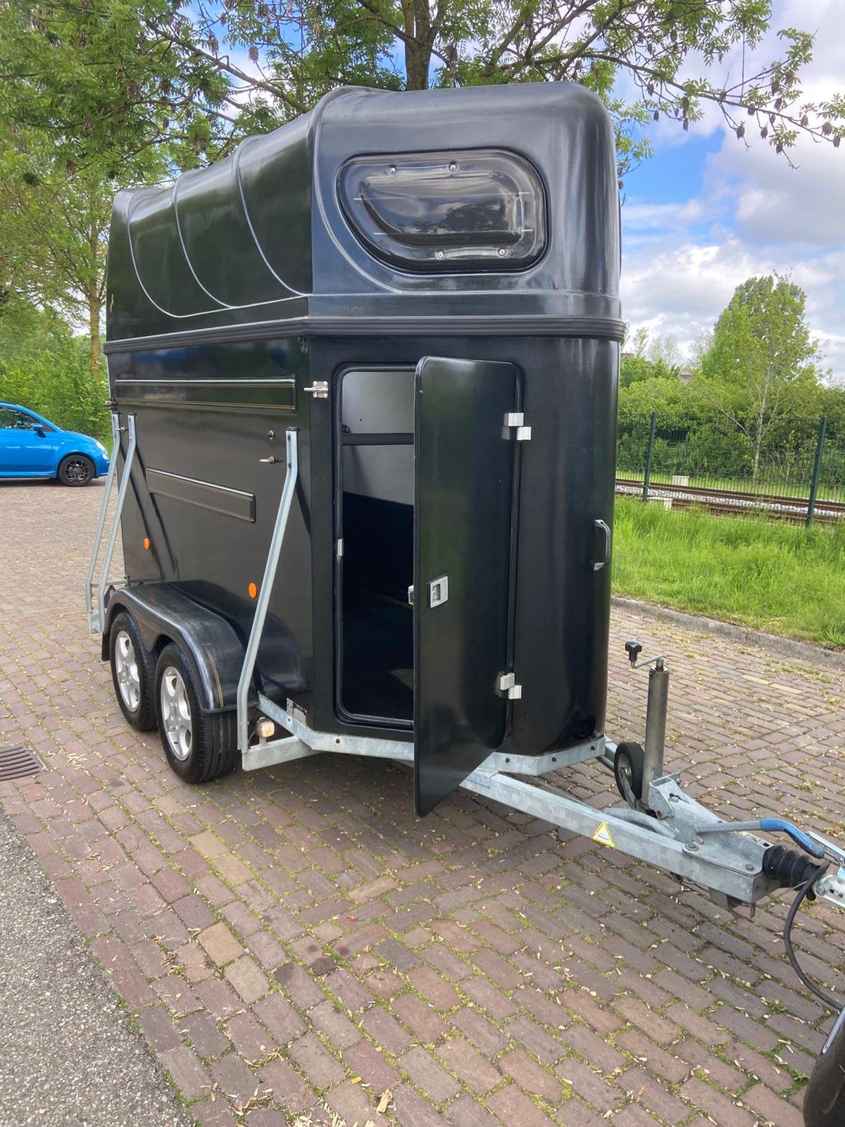 Te huur 1,5 paardstrailer 5 sterren, Ophalen, Zo goed als nieuw