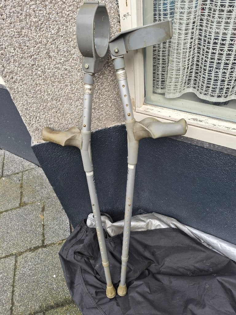 Elleboogkrukken met ergonomische handvatten., Ophalen, In hoogte verstelbaar, Gebruikt