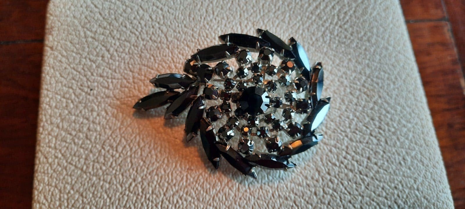 Vintage broche  met Swarovski kristal., Ophalen of Verzenden, Overige materialen, Broche