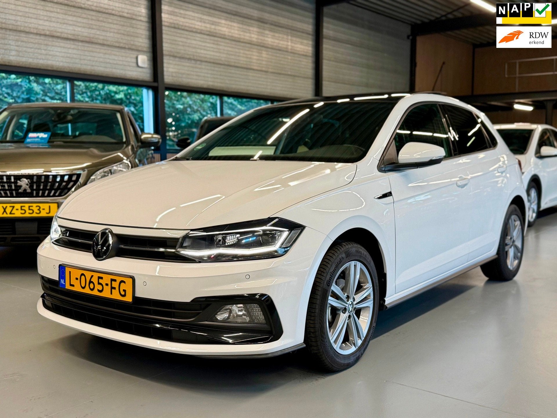 Volkswagen Polo 1.0 TSI Highline Business R Pano l Camera l, Auto's, Voorwielaandrijving, Dealer onderhouden, 1063 kg, Gebruikt