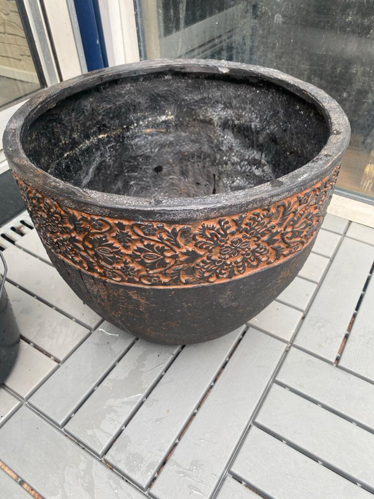 Decoratieve bloempot met reliëf, 35cm hoog, 40cm breed, Ophalen of Verzenden, Zo goed als nieuw