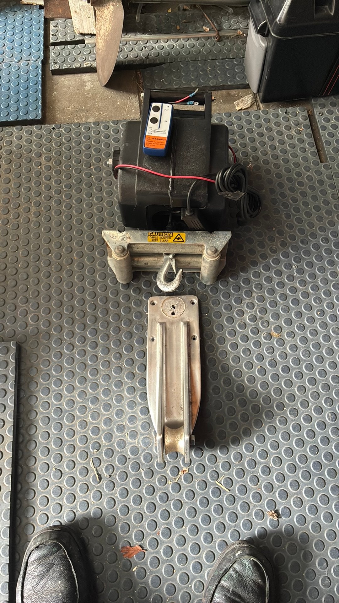 12 volt lier met afstandsbediening accu en accubak met lader
