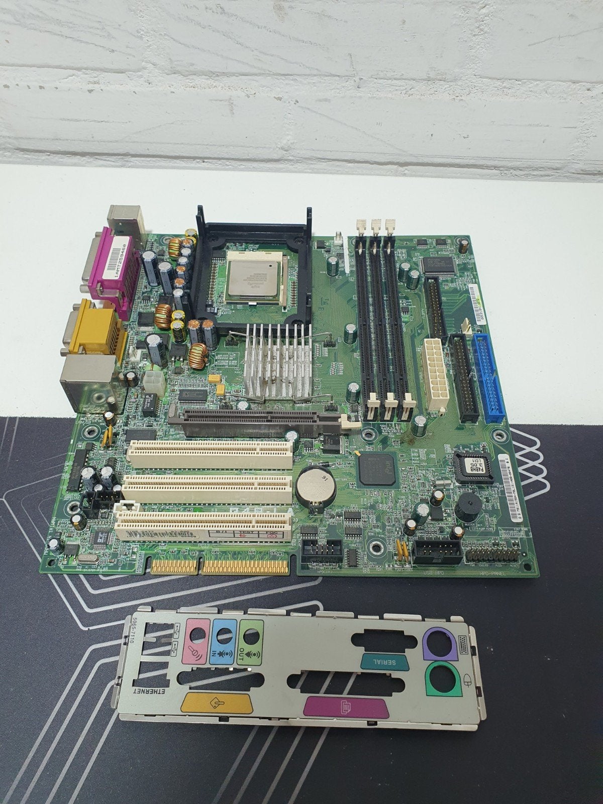 P4B-LA moederbord Defect + Intel Pentium 4 | Socket 478, ., Socket 478, Ophalen of Verzenden, DDR