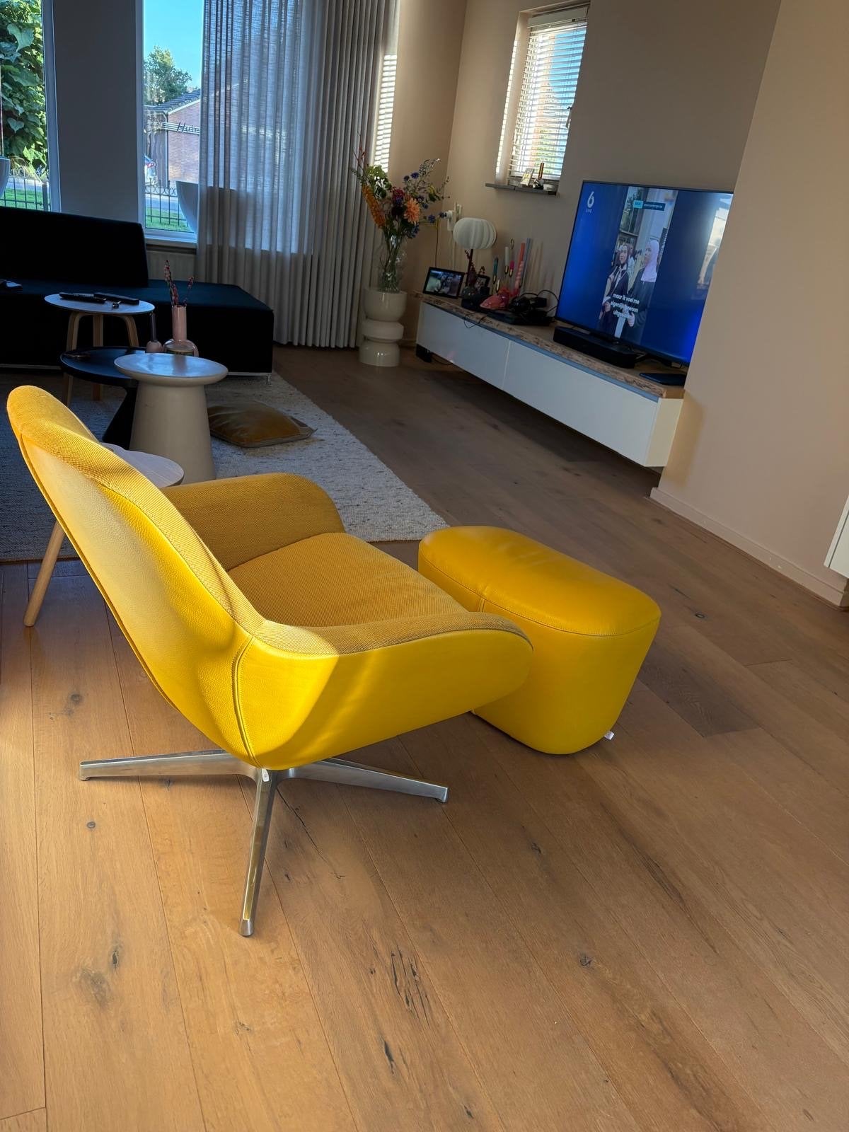Gele leren fauteuil met voetenbank (merk Pode), Huis en Inrichting, Ophalen, Gebruikt, Leer, 75 tot 100 cm