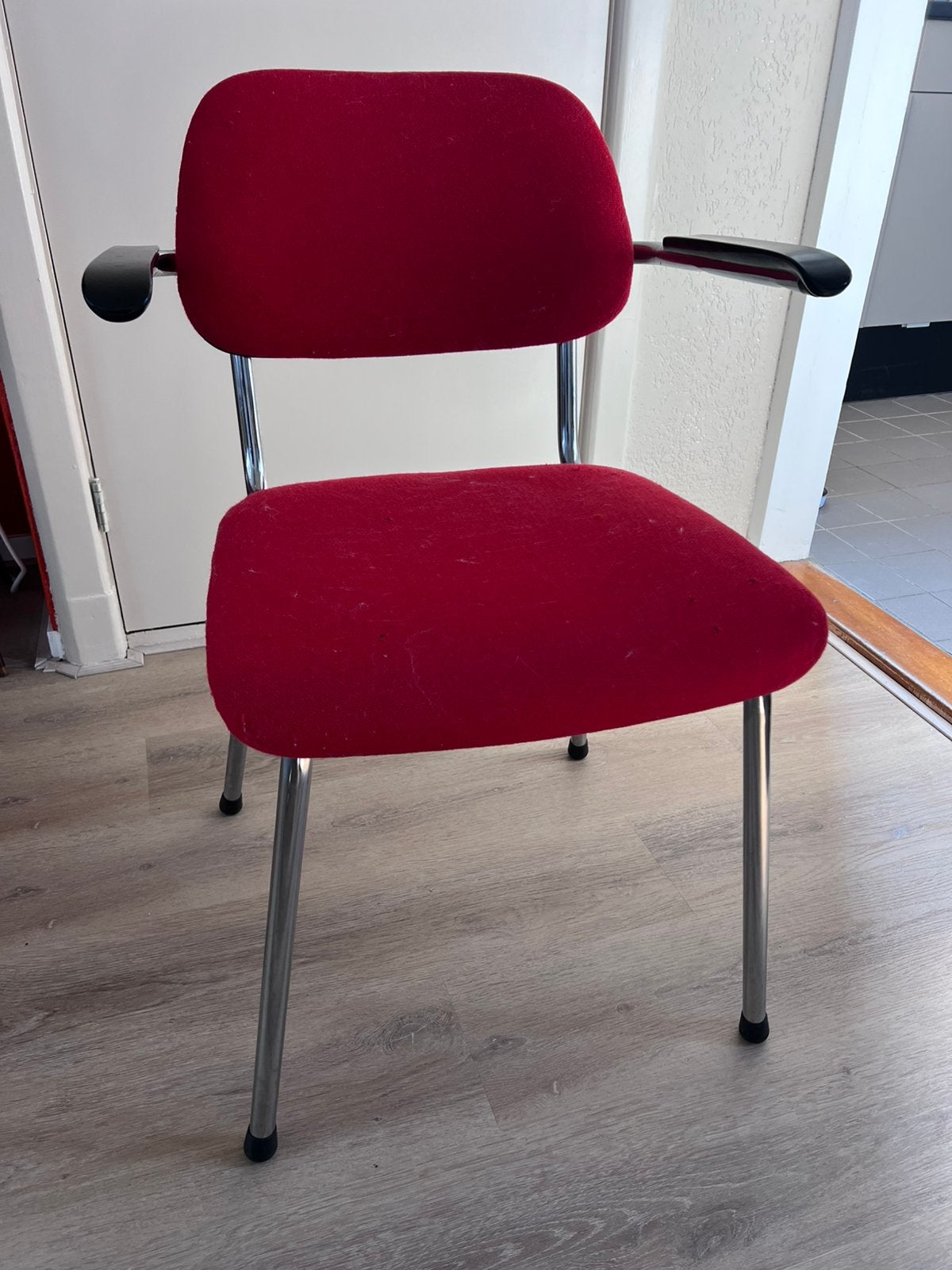 Gispen 1235 stoel met chromen poten, Ophalen, Gebruikt, Rood, Eén