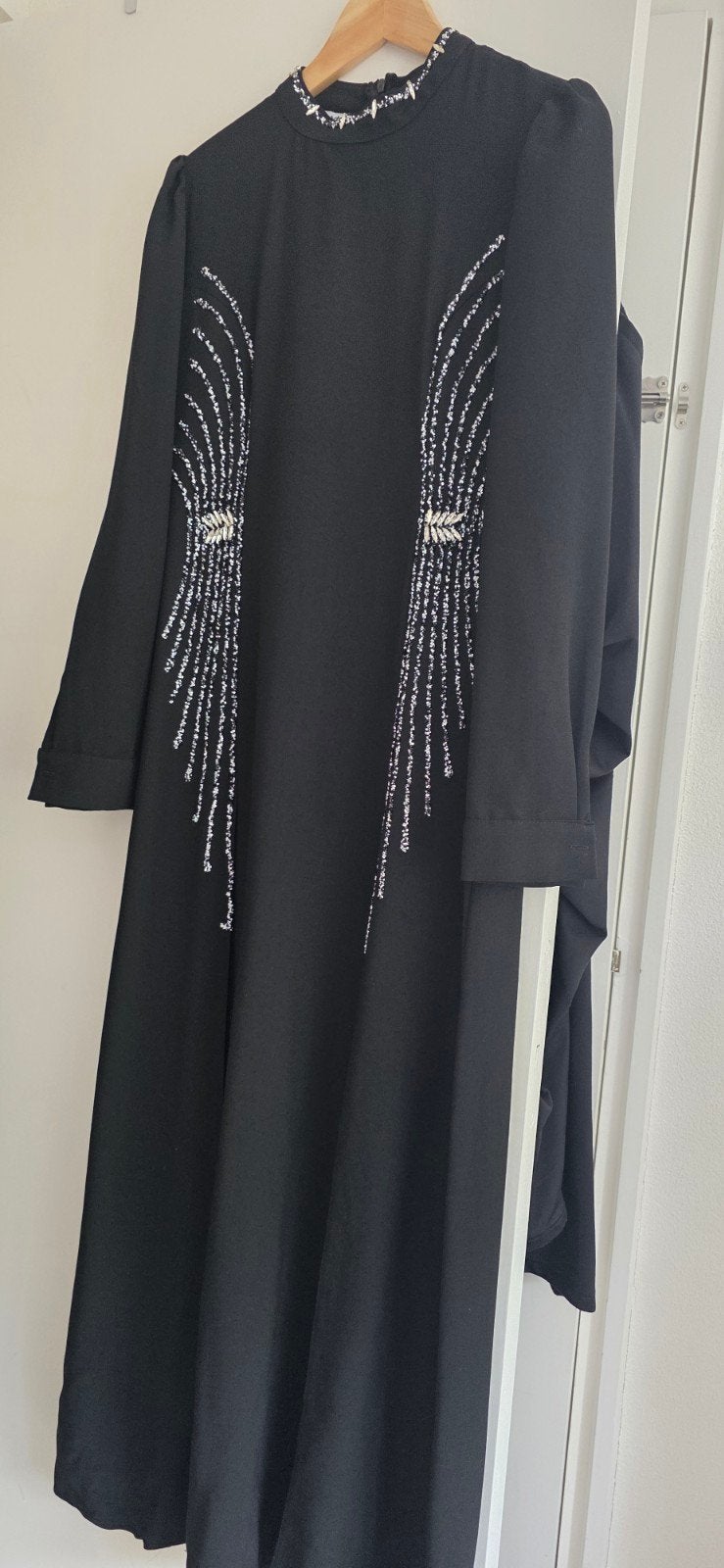Zwarte jurk met zilveren details - Maat 44, Kleding | Dames, Jurken, Ophalen, Zwart, Maat 42/44 (L), Zo goed als nieuw