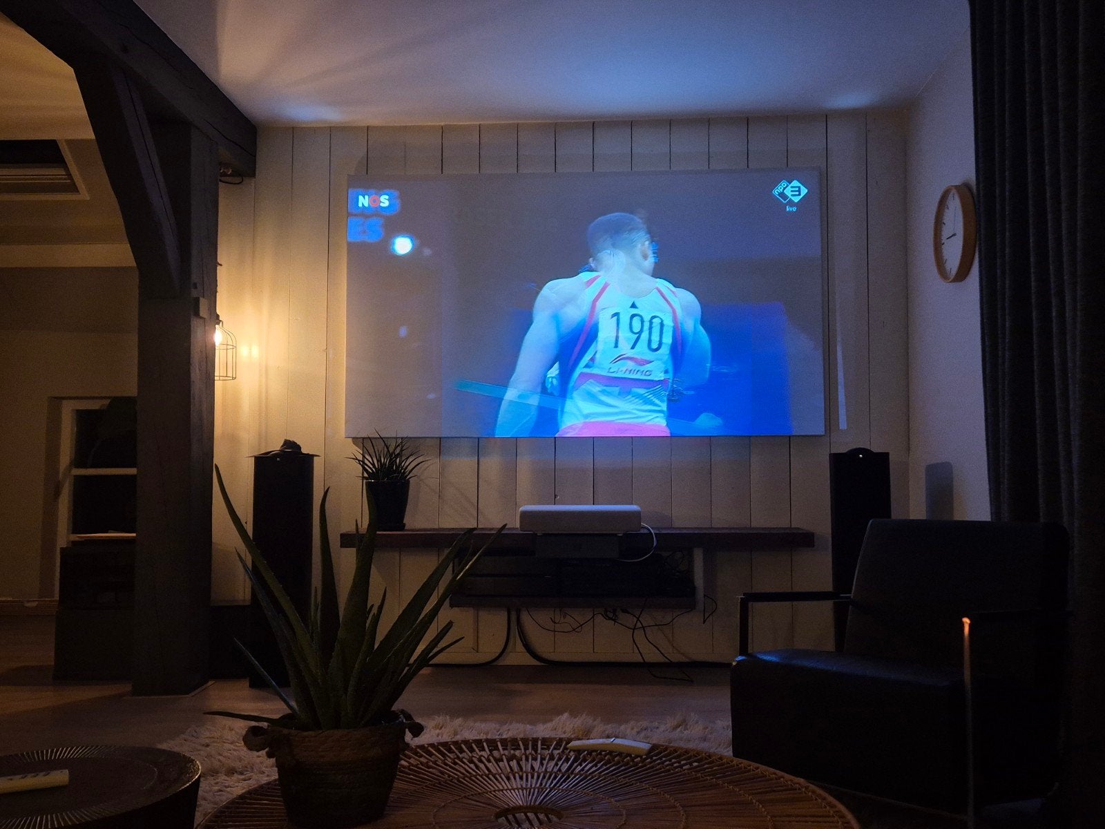 Professioneel Projectiescherm 135x240 (108 inch) - Z.G.A.N., Ophalen, Zo goed als nieuw