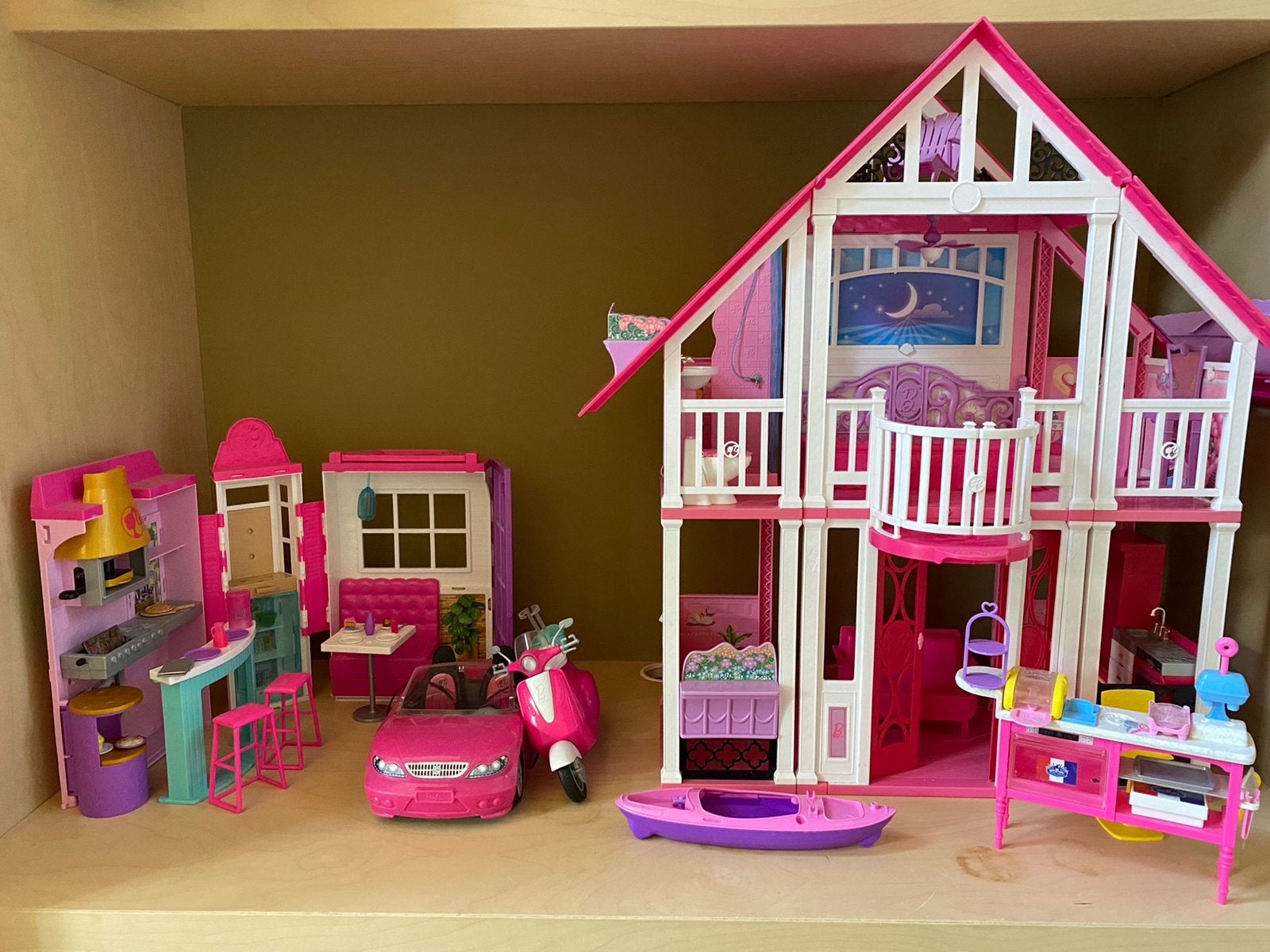 Grote Barbie collectie – poppen, droomhuis, kleding!, Kinderen en Baby's, Speelgoed | Poppen, Zo goed als nieuw, Barbie, Ophalen