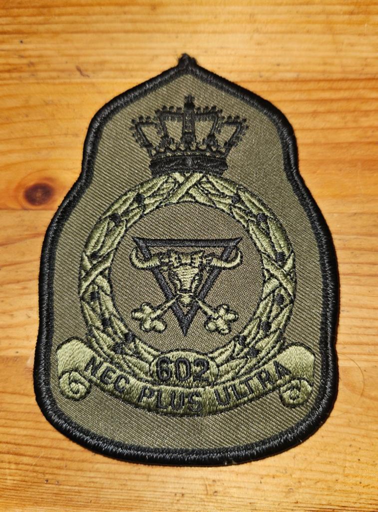 Kroon embleem 602 squadron Nec Plus Ultra, Ophalen of Verzenden, Luchtmacht, Nederland, Embleem of Badge