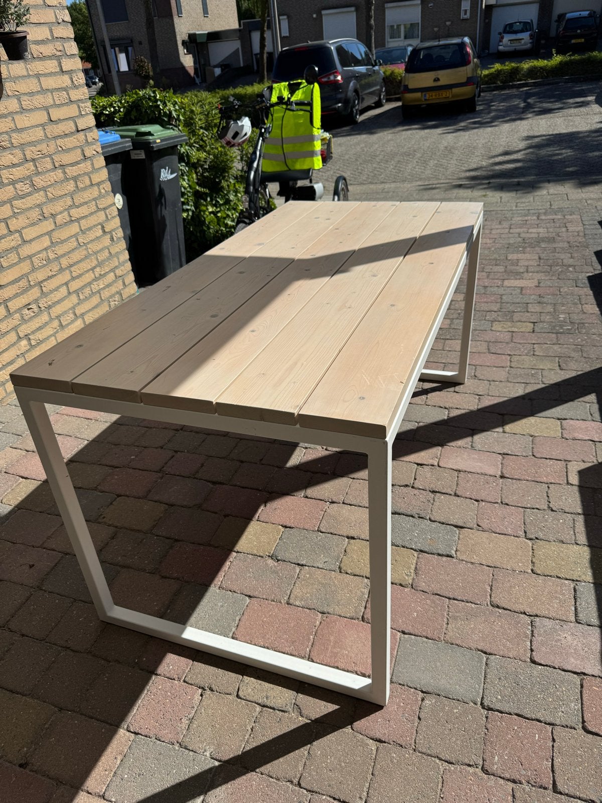 Robuuste tafel met grenen blad en metalen onderstel, Gebruikt, 50 tot 100 cm, Vijf personen of meer, 150 tot 200 cm