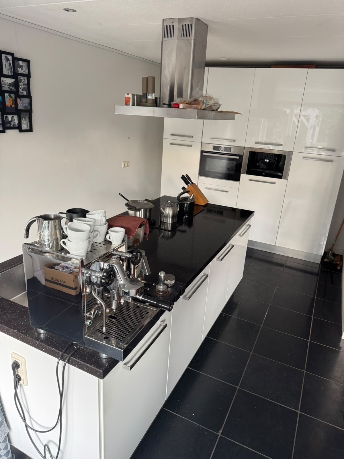 Strakke IKEA Kookeiland met Kastenwand en Apparatuur