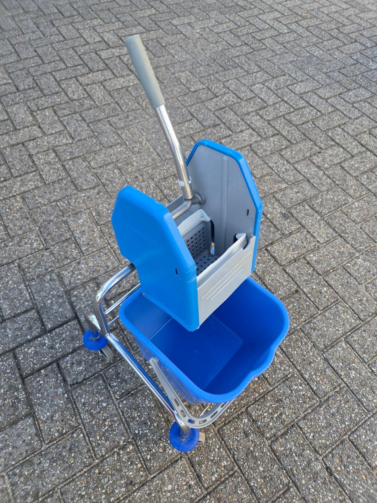 Professionele Dweilemmer met Wringer en Wieltjes, Ophalen