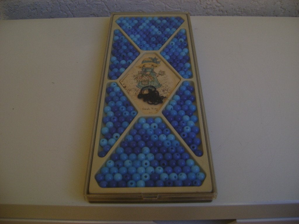 doos blauwe kralen van 27x11cm met sluiting, Ophalen of Verzenden, Zo goed als nieuw, Knutselen