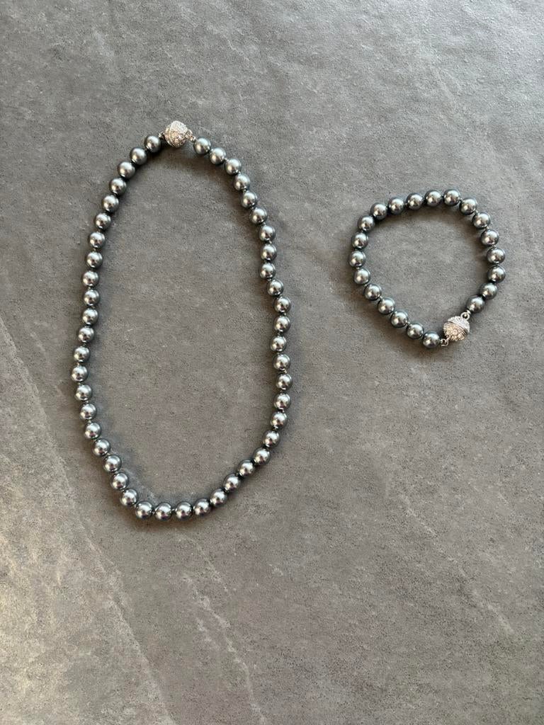 Parelvormige armband en ketting - grijs met magneet sluiting, Ophalen, Zo goed als nieuw